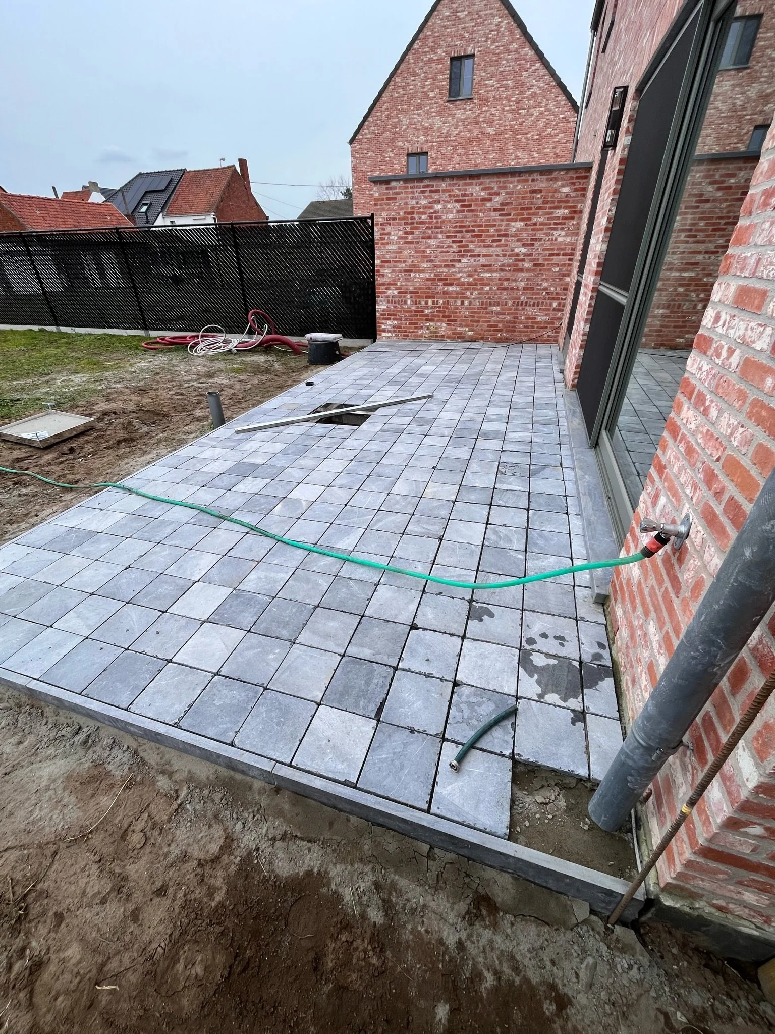 Afsluiting in hout langs een tuinpad