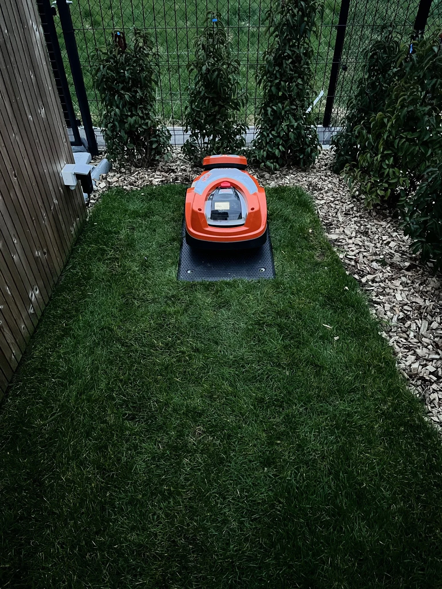 Tuinhuis in een aangelegde tuin